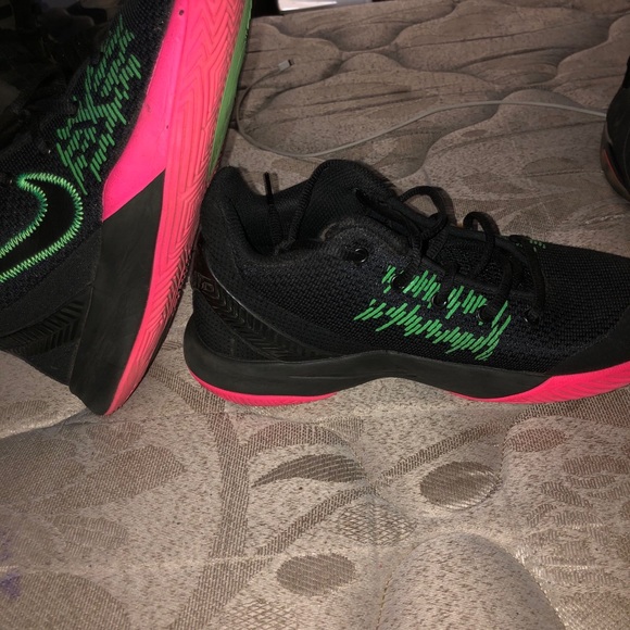 Kyrie basketball shoes - Picture 4 of 4